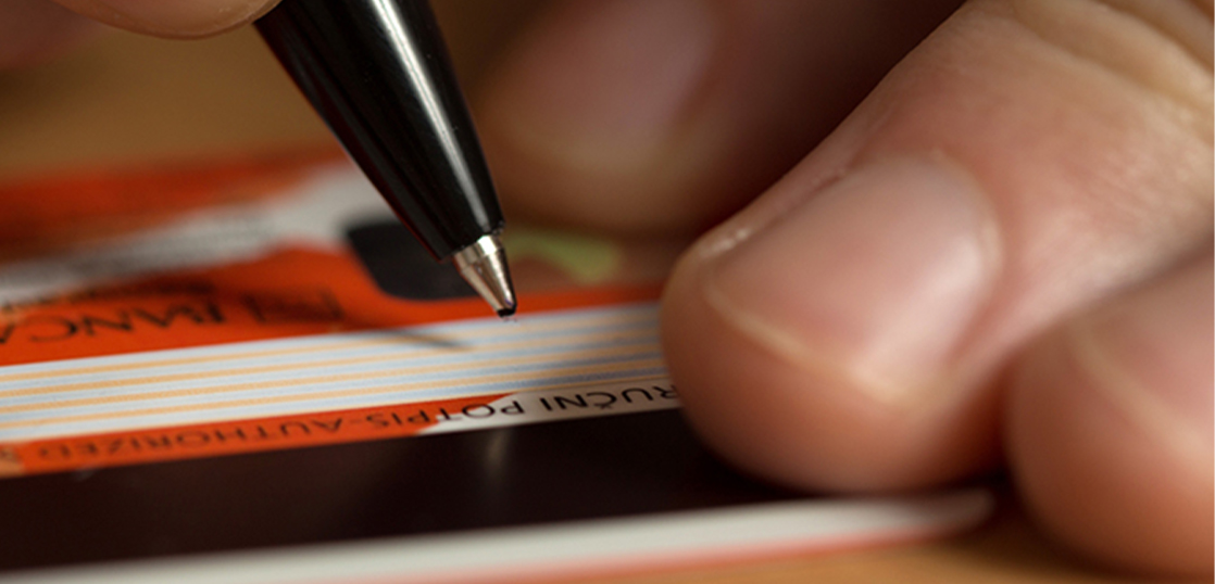 クレジットカードの裏のサインを書くのに最適なペンとは クレジットカードの仕組み